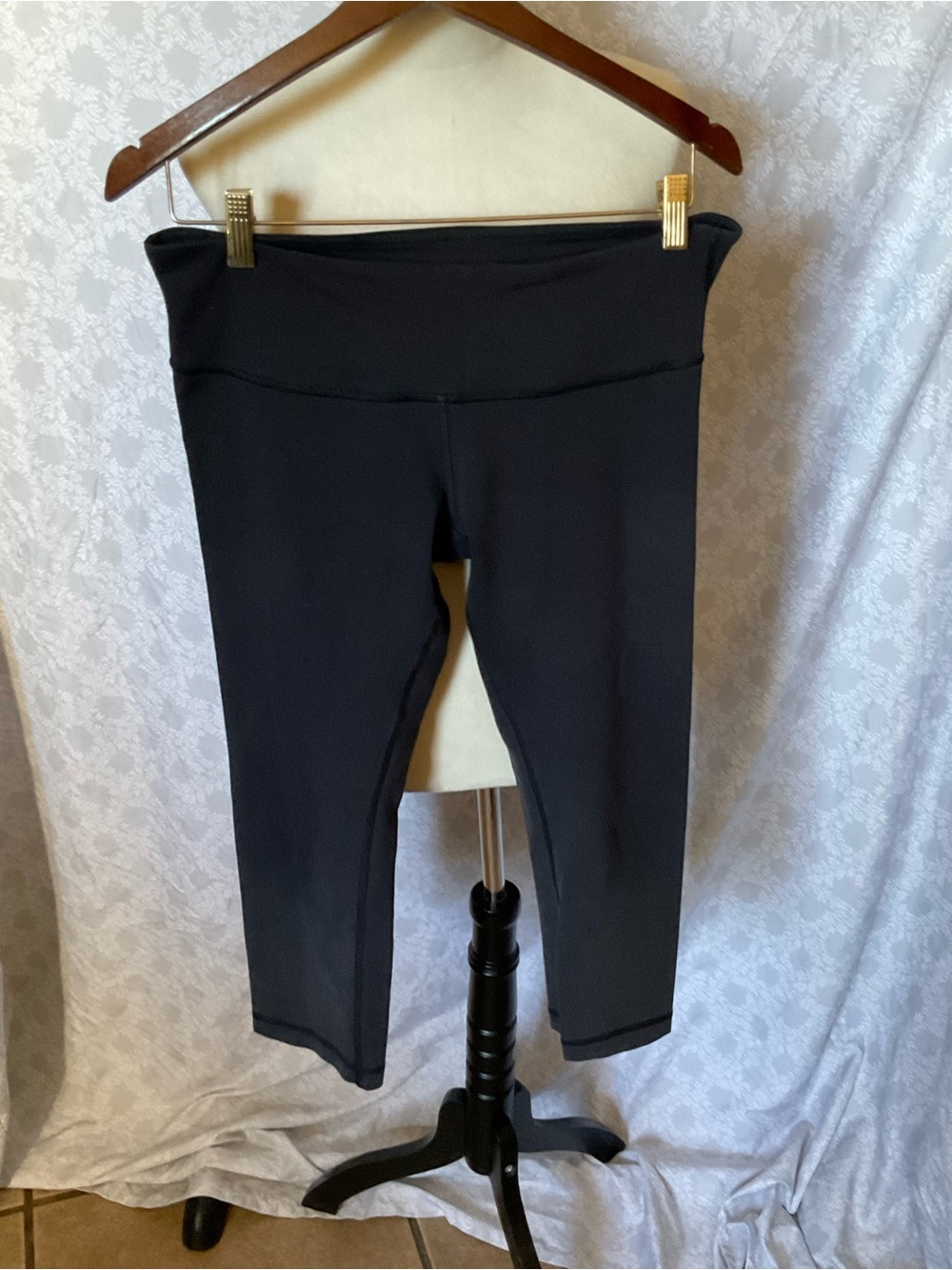 lululemon athletica Black Capri Leggings with Interior Size Dot